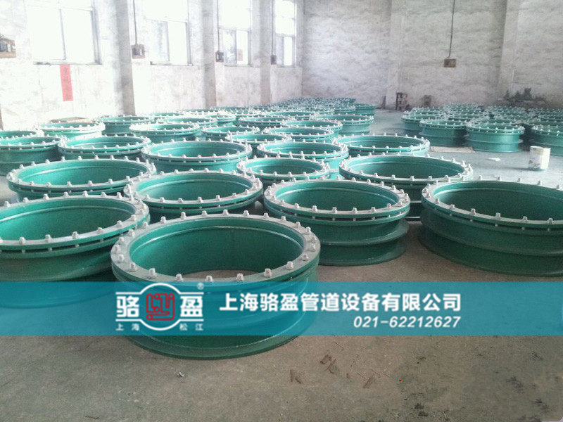 重庆市渝中区柔性人防套管发货图 /></p>、涂料调配方法和涂装注意事项，应按设计文件或厂家说明书规定进行。在环缝两侧各200mm范围内，应先涂装焊接时不会对焊缝质量产生不良影响的车间底漆，以免坡口生锈。环缝焊后，对焊缝区进行二次除锈，用人工涂刷达到规定厚度。当空气中相对湿度超过85％、钢板表面温度低于大气露点以上3℃或高于60℃以及环境温度低于10℃时，均不得进行涂装。<BR>为了提高重庆市渝中区人防套管的使用年限，如果不是特殊要求的话，都需要对其进行喷漆防腐处理。不仅美观，而且使用年限长。防腐油漆的重要性在于我们厂家在制作好人防套管后，为了方便客户现场使用时不会安装错误，所以都会整体喷腐蚀油漆，内壁和外壁均匀的喷一遍，然后才在套管上喷上型号。<BR>   如果套管内部出现腐蚀的现象，势必对水质有一定的影响。不同的锈蚀厚度对管道使用的材料及时间都有影响，同时这些锈蚀是对水的再一次污染。这样一来时间久了后，就会导致水内部的有机物质渐渐消耗，从而更是加剧了细菌量的增加，对管道的腐蚀越来越大，这样一来对于重庆市渝中区人防套管来说，无疑是在减少它的寿命。所以管道的锈蚀与人防套管的寿命有一定的关系，喷漆防腐处理至关重要。骆盈管道作为专业的重庆市渝中区人防套管生产厂家，采用不错的生产工艺和好的流水线设备，大大提高了产品的生产效率，我公司的日生产总量能够达到上百台，从而大大满足了对于产品需求比较紧急的客户，人防套管哪家好，骆盈管道是选，骆盈人防套管价格实惠，品质优良，骆盈管道产品销往全世界三十多个~和地区，产品质量经得起实践的检验，欢迎大家来电选购和支持，联系电话021-62212627.<p style=